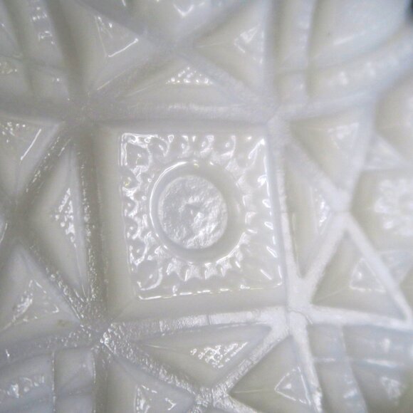 McKee Toltec Milk Glass 7" 3-Toed Footed Bowl Vintage Decorative Tableware - Picture 5 of 5